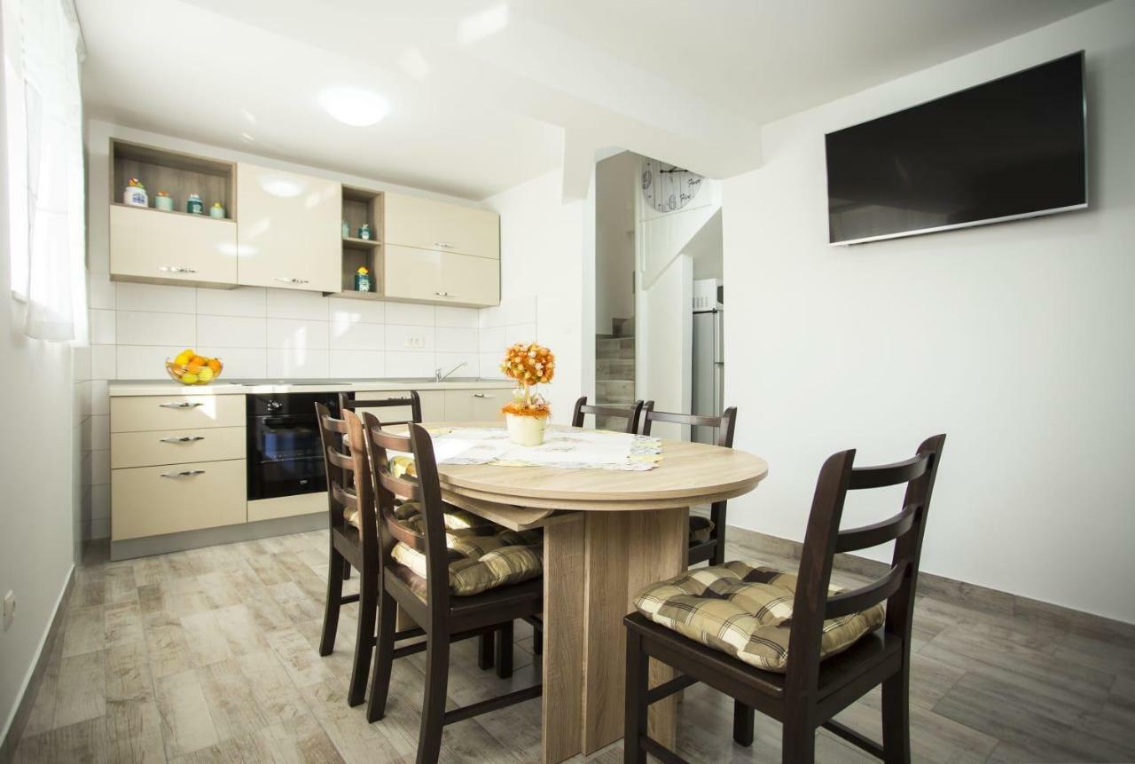 Apartman Leona Kastela Bagian luar foto